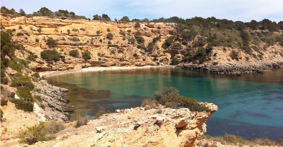 Ibiza, Es Cucò isolata spiaggia con un panorama mozzafiato.